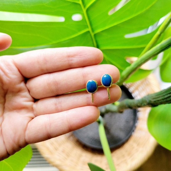 Vintage Pair of Dainty Blue Screwback Clip-On Earrings - Picture 2 of 8
